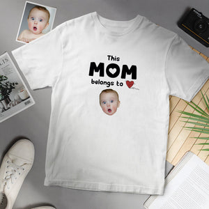 T-Shirt mit individuellem Gesicht Diese Mutter gehört einem personalisierten T-Shirt
