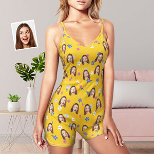 Benutzerdefinierte Face Sling Jumpsuit Shorts Personalisiertes Foto Gelbe Blumen Ärmelloser Pyjama Für Frauen - DePhotoBoxer