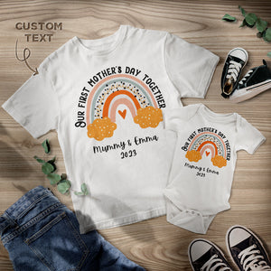 Kundenspezifischer Name Unser erster Muttertag zusammen Shirt Muttertag Mama und Baby Matching Outfit